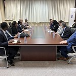 The delegation in discussion with H.E. Mr. Wamkele Mene, Secretary General of the African Continental Free Trade Area (ACFTA). | La délégation en train de discuter avec S. E. M. Wamkele Mene, secrétaire général de la Zone de libre-échange continentale africaine (ZLECA).